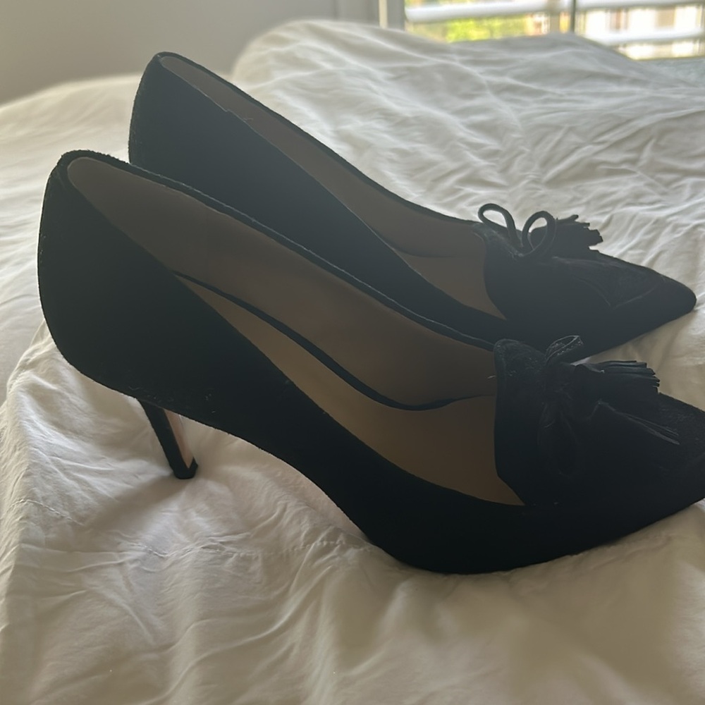Ann Taylor Black Pointed Toe Tassel Pumps